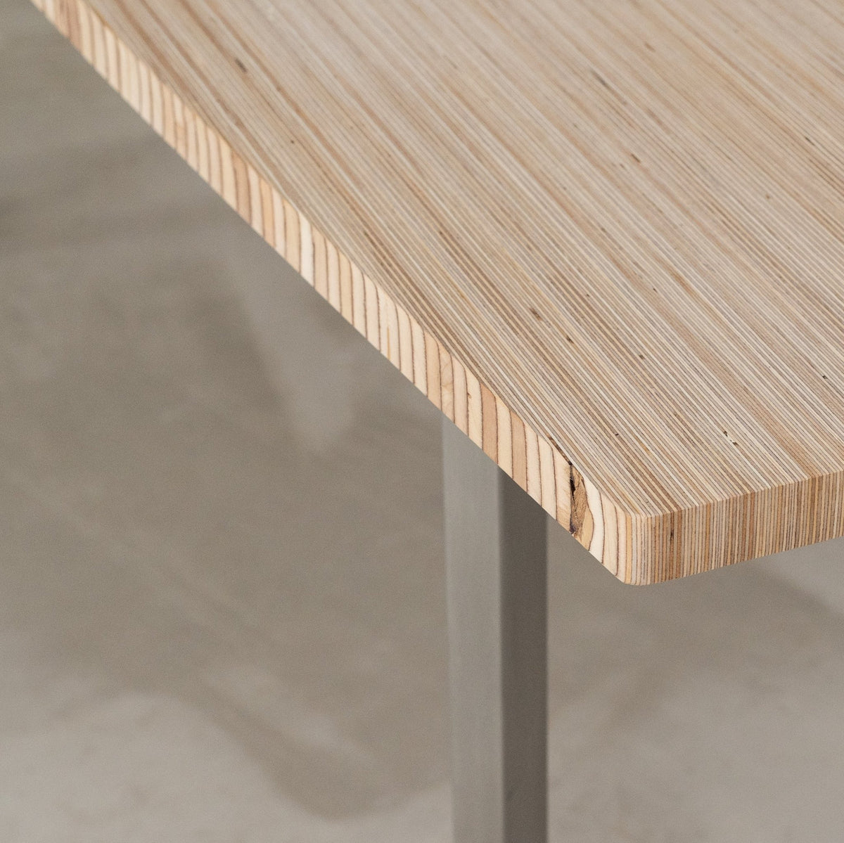 Round & Oval Dining Tables
